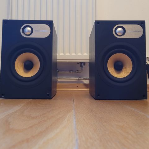 Bowers and Wilkins 686 svarte