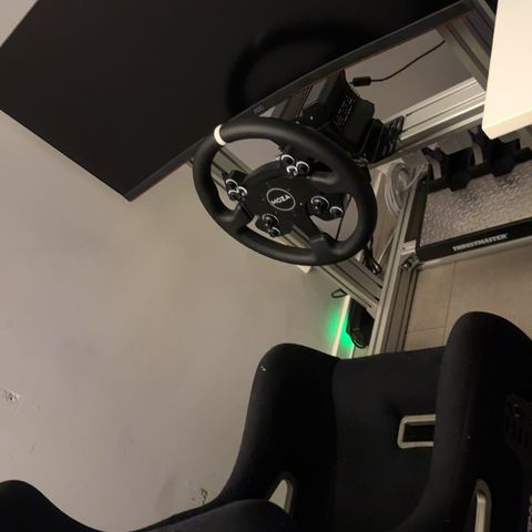 Racing sim rig med MOZA R9 V2 og skjerm