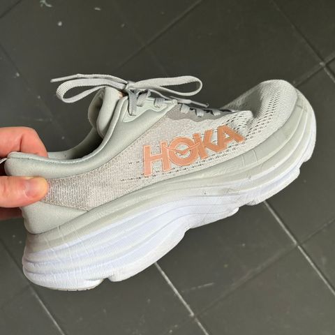 Hoka Bondi 8 (str 40) selges kr 1100.