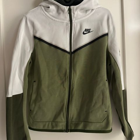 Nike tech jakke str 147/158