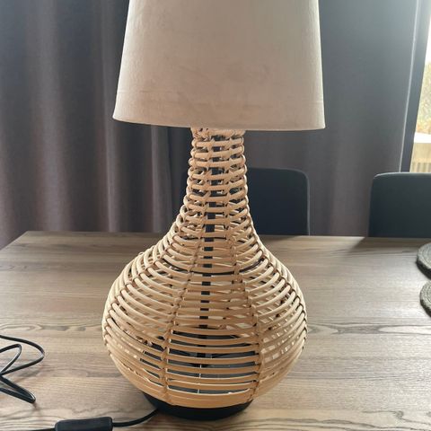 Pen enkel bordlampe m/skjerm. Bambusliknende materiale.  Lite brukt