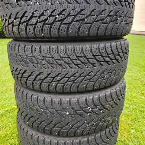 4stk PIGGFRIE VINTERDEKK NOKIAN HAKKAPELIITTA R3 SUV 215/60 R17