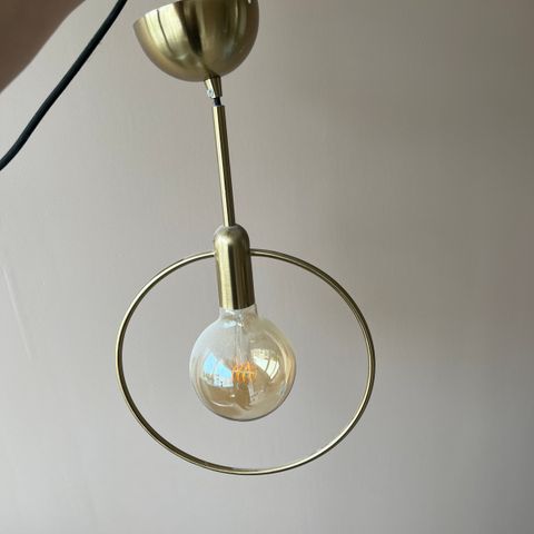 Modern taklampe selges