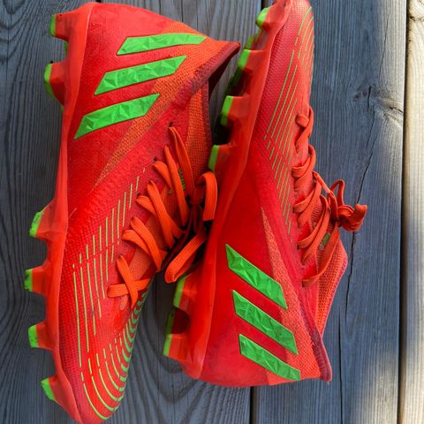 Adidas fotballsko str 40,5 selges