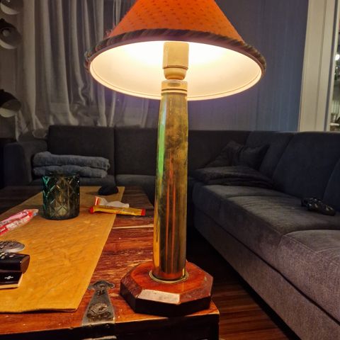 Lampe laget av hylse.