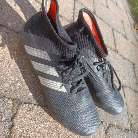 Adidas Predator sorte fotballsko str 35