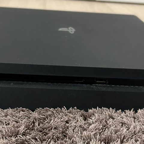 PlayStation 4 slim med trådløse kontrollere, ladestasjon og 6 fifa spill