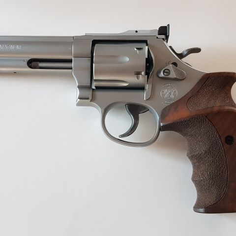 S&W Champion target 686. 357 Magnum 6"løp 6 skudds tønne