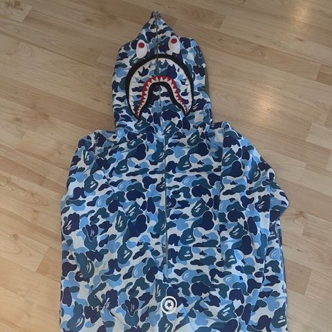 Bape camo shark hoodie blå, Strl L