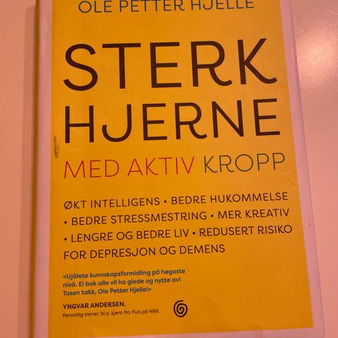 Sterk hjerne - med aktiv kropp av: hjerneforsker og lege Ole Petter Hjelle.