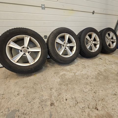 Volvo/Ford piggdekk 235/65R17 - 5x108