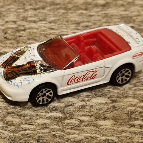 1999 Ford Mustang med Coca-Cola reklame