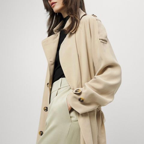 Trenchcoat fra Bruuns Bazaar, farge SAND