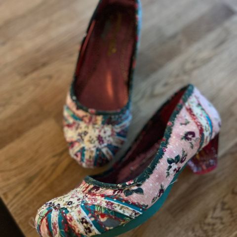 Pumps med rosa glasshæl fra London