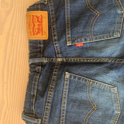 2 stk. pent og lite brukt Levis jeans selges billig