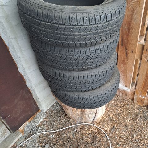 piggfri dekk 185/65 R 14 m+s