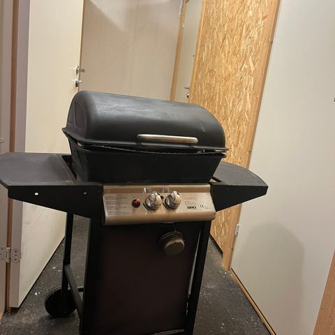 Grill og propanbeholder