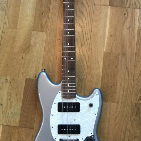 Fender Mustang p90, Pau Ferro, Silver el-gitar