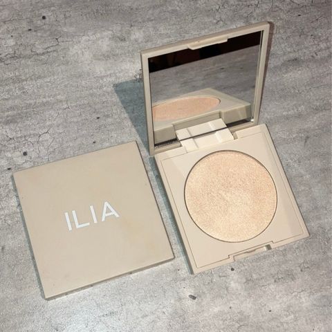 Ilia Daylite Highlightning Powder, Decades