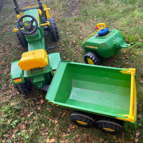 John Deere tråtraktor med tilhenger og vannvogn selges samlet.