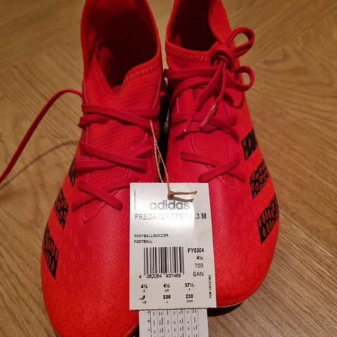 Ubrukte Adidas Predator fotballsko strls 37 1/3