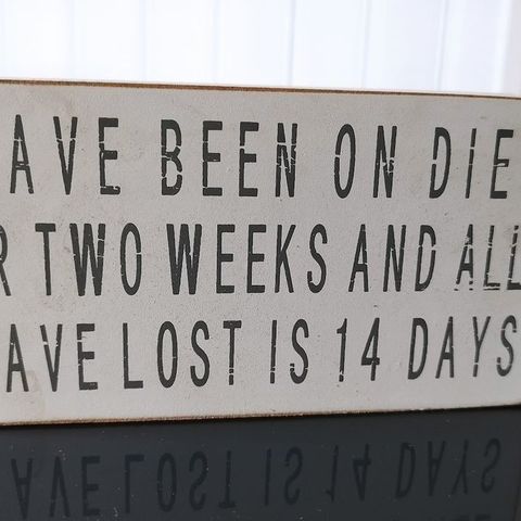 Pynteskilt med tekst - I have been on a diet for two weeks and...