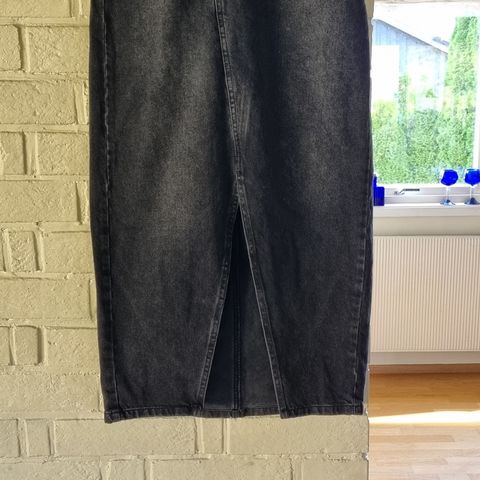 Jeansskjørt/dongeriskjørt fra My Essential Wardrobe selges kr 500.