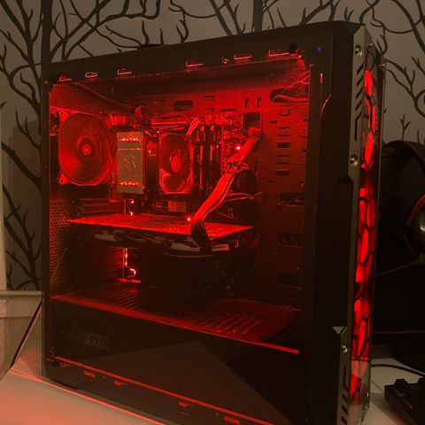 Kraftig gaming pc! Med gtx 1070, I7-8700,  500gb ssd og 16gb ram