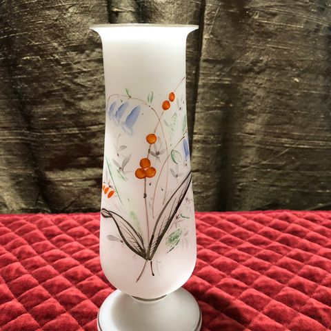 Opalin vase, påmalt blomster. Kr.500,-