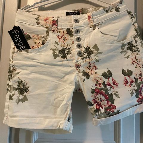 Shorts med blomster fra Pepper