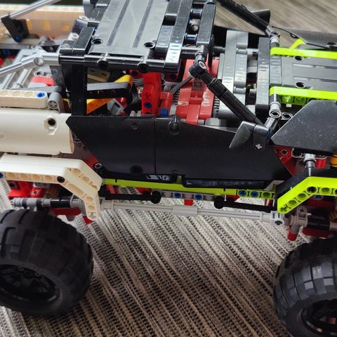 Lego 9398 crawler+ 1200 extra deler for og bygge 42077. Pris kan diskuteres 😉