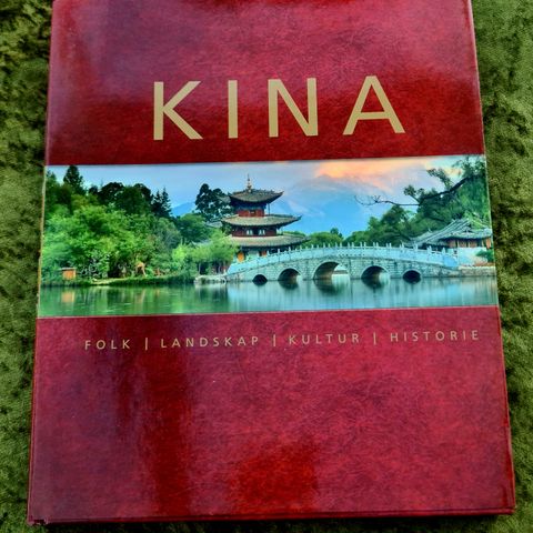 KINA.  Folk. Landskap. Kultur. Historie. Som ny