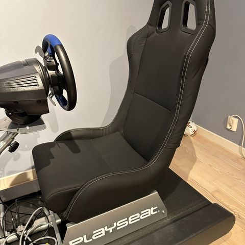 Playseat med Thrustmaster T150 Force Feedback-racingsett