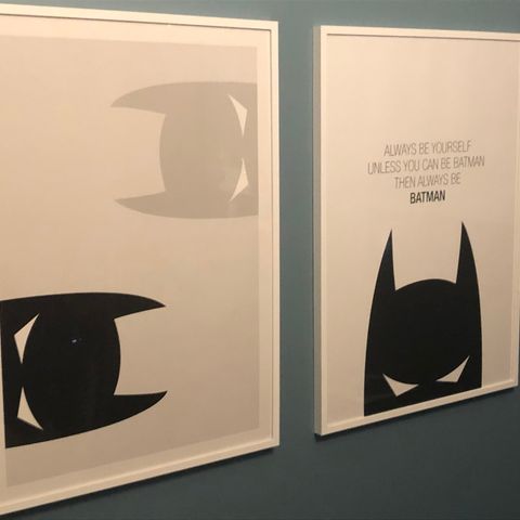 To Batman plakater i hvite rammer 50 x 70 cm