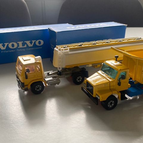 Volvo F7 og Volvo N12 i skala 1:55 i fra Siku.