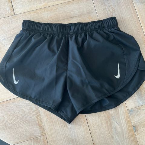 Svart Nike løpeshorts