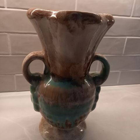 Antikk jardiner.Antikk  og retro vase .