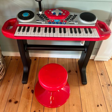 Mini piano med stativ og mikrofon