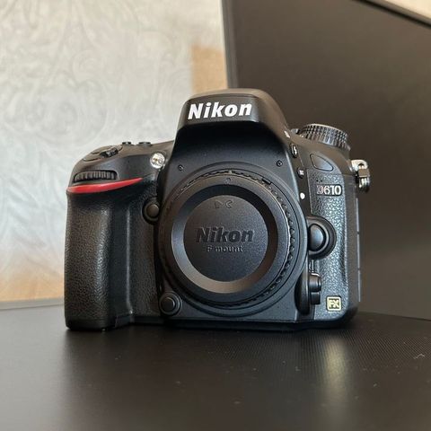 Nikon D610 fullformat kamera m/batterigrep og objektiv.