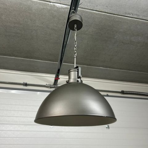 Industri-inspirert taklampe