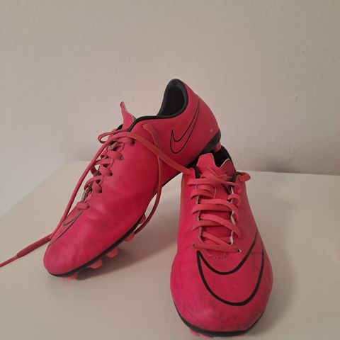 Nike fotballsko str 37.5