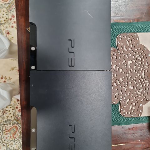 Ps3 slim (nesten ikke brukt)