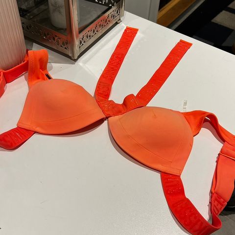 Pent brukt orange bikini-top Censored str 36/S selges billig da ikke i bruk