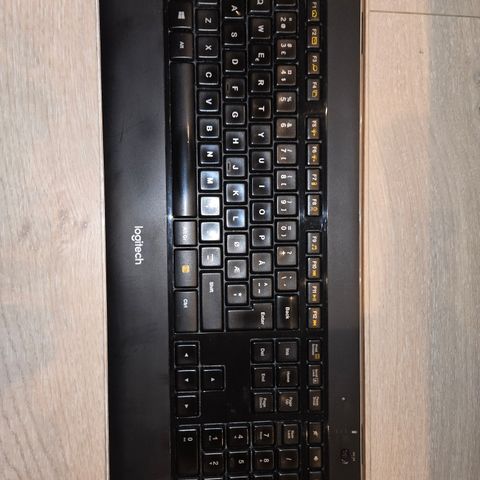 Logitech K800 trådløst tastatur med auto backlights