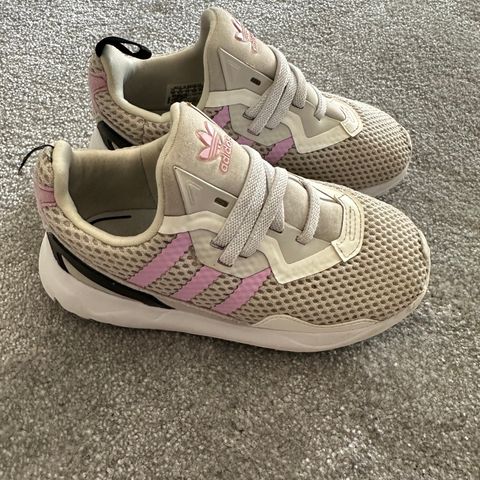 Adidas sko str 27