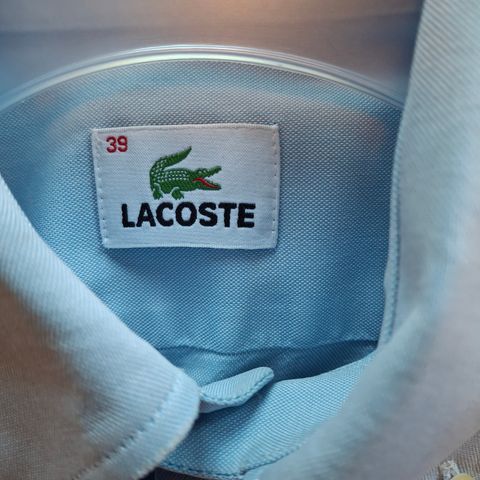 Lacoste skjorte.