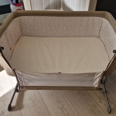 Kindercraft bedside crib