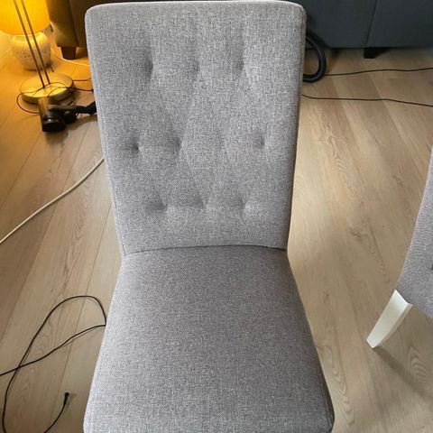 4 stk spise stoler og spise sofa i farge brun mørk beige fra Jakobsen Home