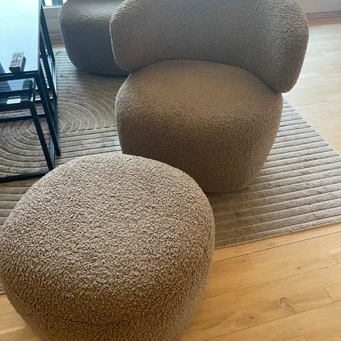 2 stk «Teddy» Loungestoler med sving + 1 puff  beige/brun