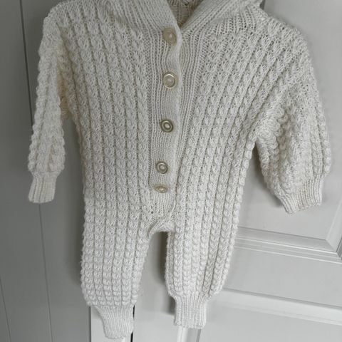 Hjemmestrikket babydress